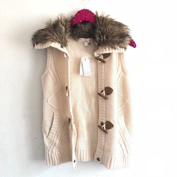 Pink Republic Jackets & Blazers - NWT Cream vest with fur detail size S